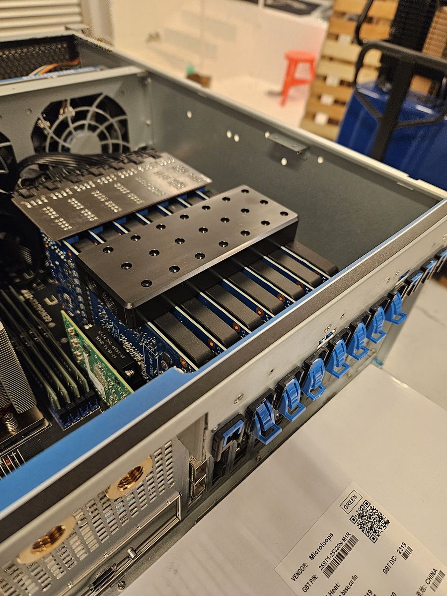 Intégration en data center : refroidissement liquide pour serveurs et accélérateurs IA – HYBRID COOLING MODDING